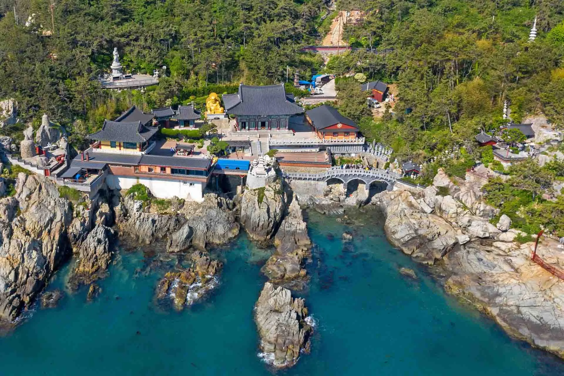 Haedong Yonggungsa-templet i Busan – byggt på klipporna vid havet