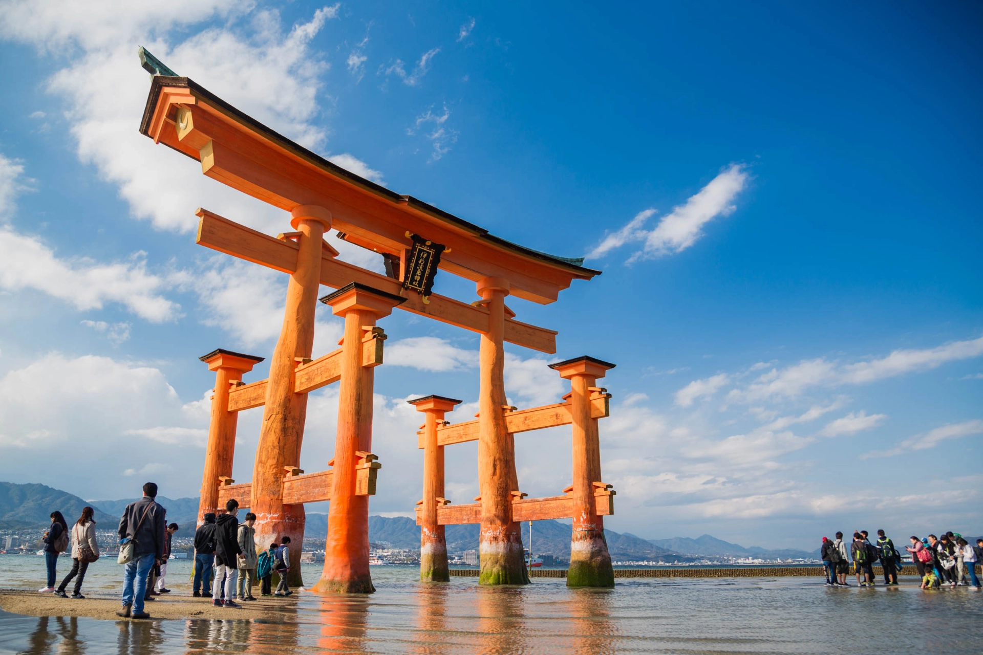 Den svävande röda torii-porten i vattnet vid ön Miya-jima