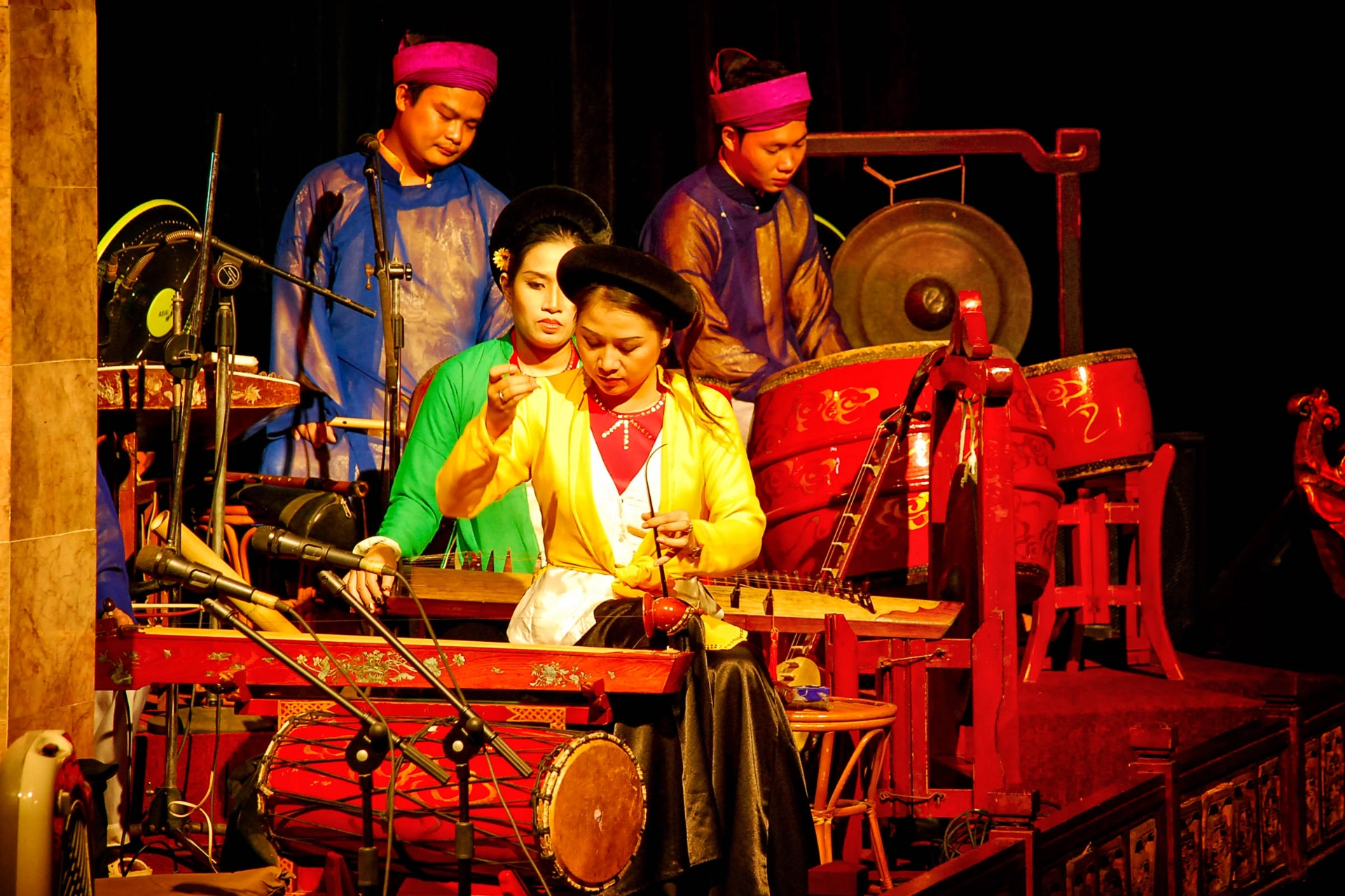 Till vattenmarionetteatern i Hanoi
