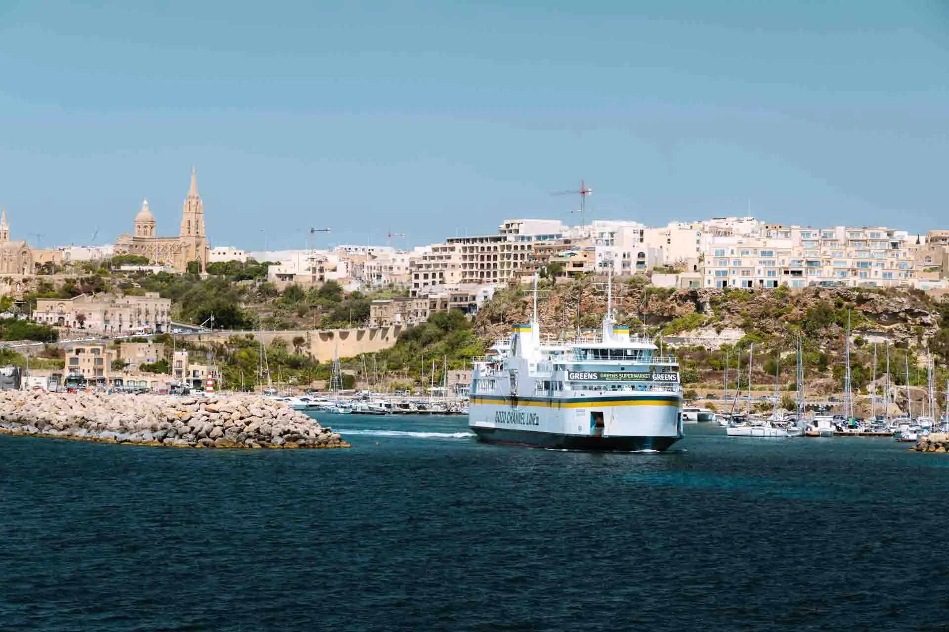 Färjan mellan Malta och Gozo lämnar hamnen i Mġarr på Gozo Färjan mellan Malta och Gozo lämnar hamnen i Mġarr på Gozo
