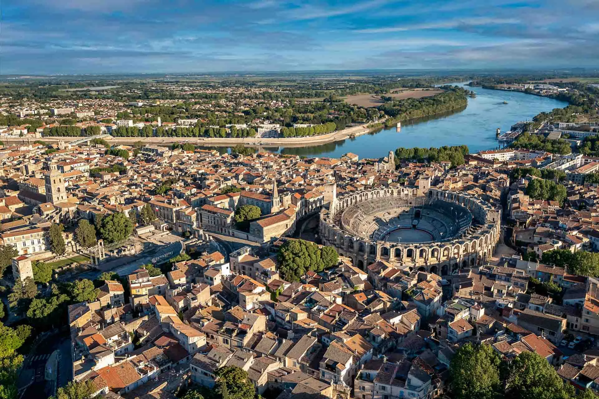 Flygfoto av staden Nîmes med den romerska arenan