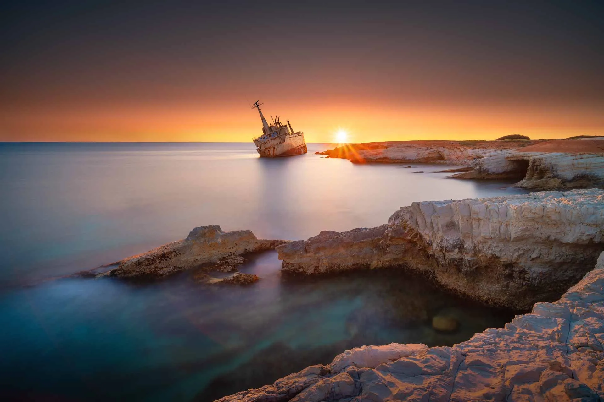 Solnedgång med skeppsvrak - märkligt nog ett populärt turistmål