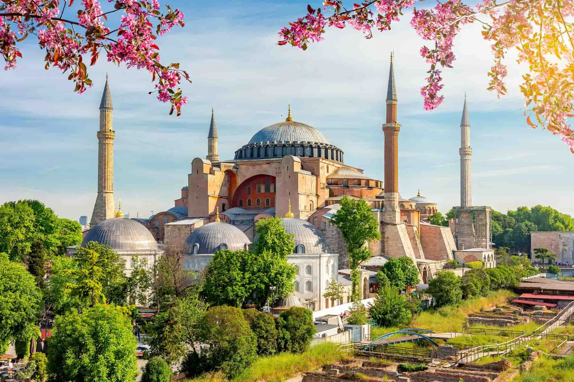 Hagia Sofia i Istanbul – en ikonisk byggnad som fungerat som kyrka, moské och museum genom historien Hagia Sofia i Istanbul – en ikonisk byggnad som fungerat som kyrka, moské och museum genom historien