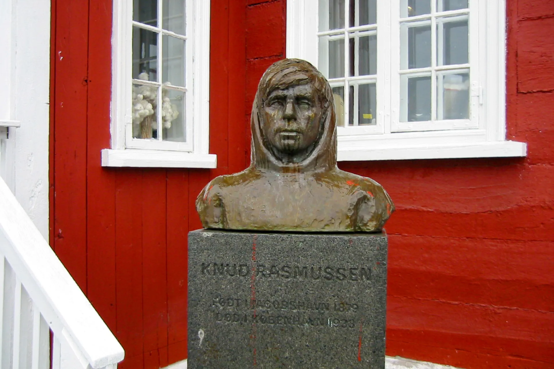 Staty av polarforskaren Knud Rasmussen i Ilulissat