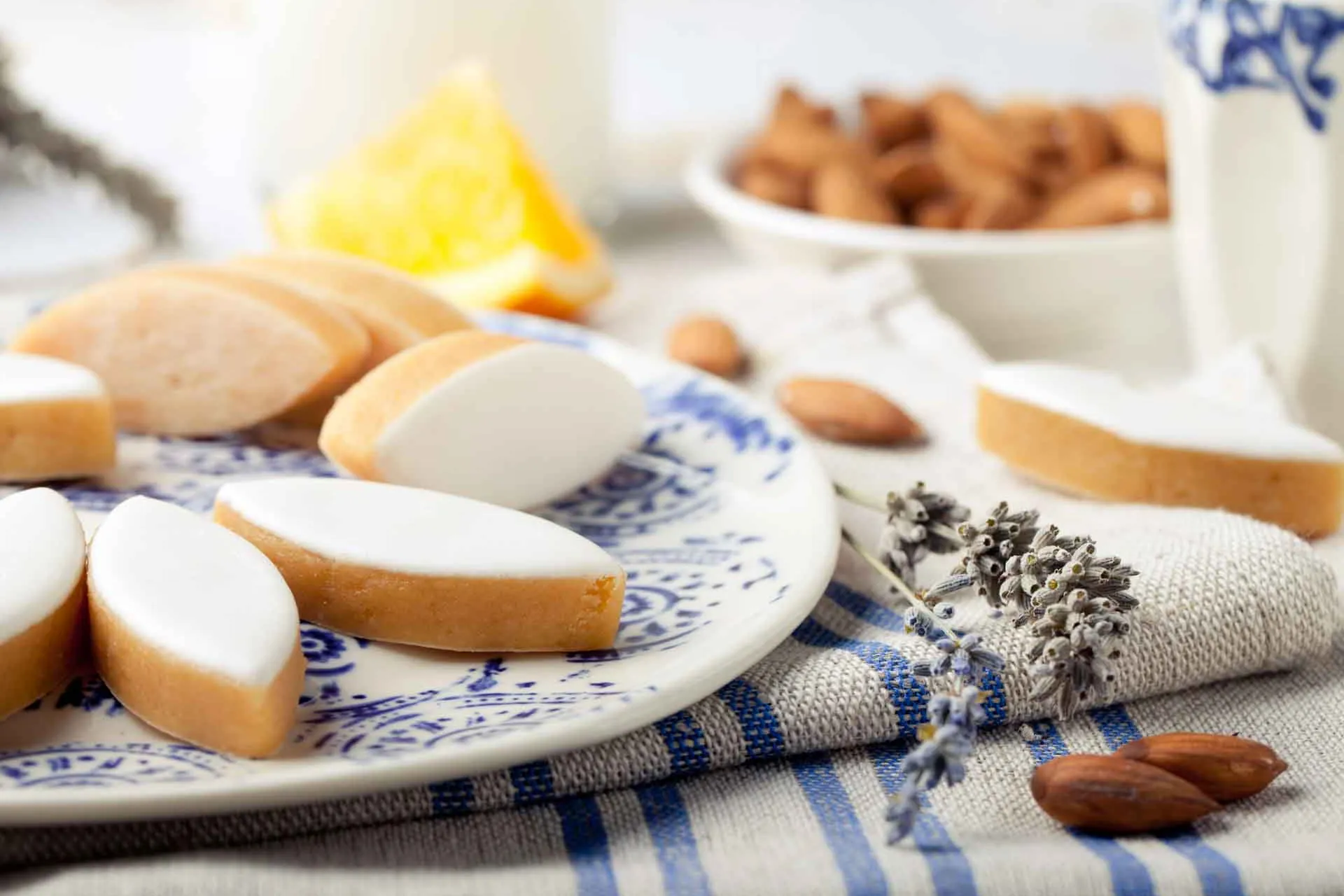 Klassiska calissons d’Aix – en specialitet gjord av mandlar, kanderad frukt (särskilt melon och apelsinskal), täckt med ett tunt lager glasyr