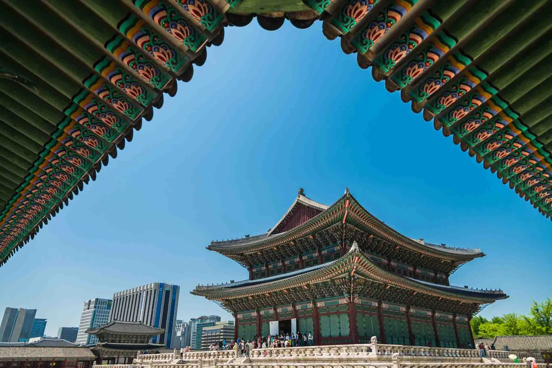 Gyeongbokgung-palatset i Seoul – vackert omgivet av både tradition och modernt stadsliv