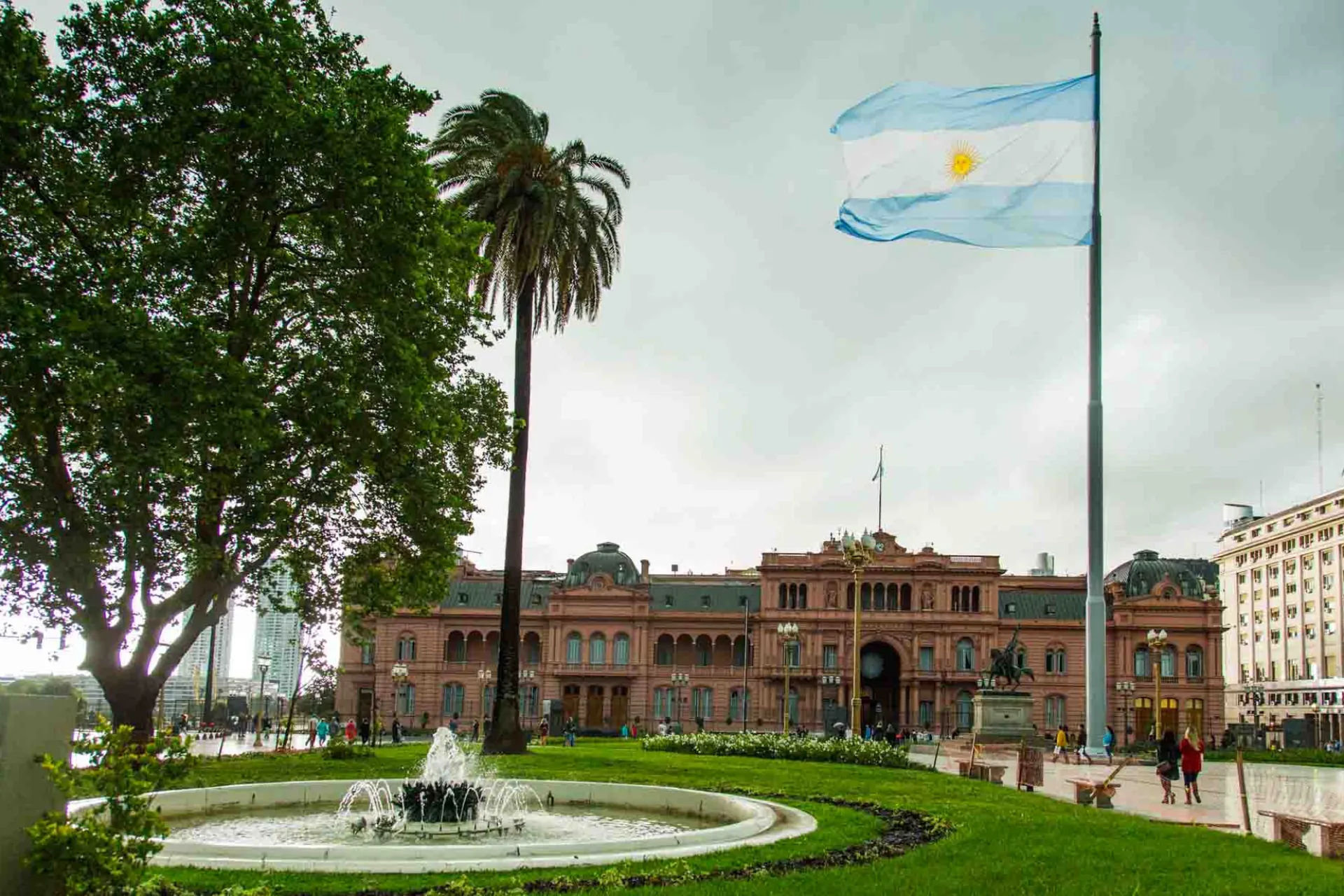 Plaza de Mayo framför La Casa Rosada