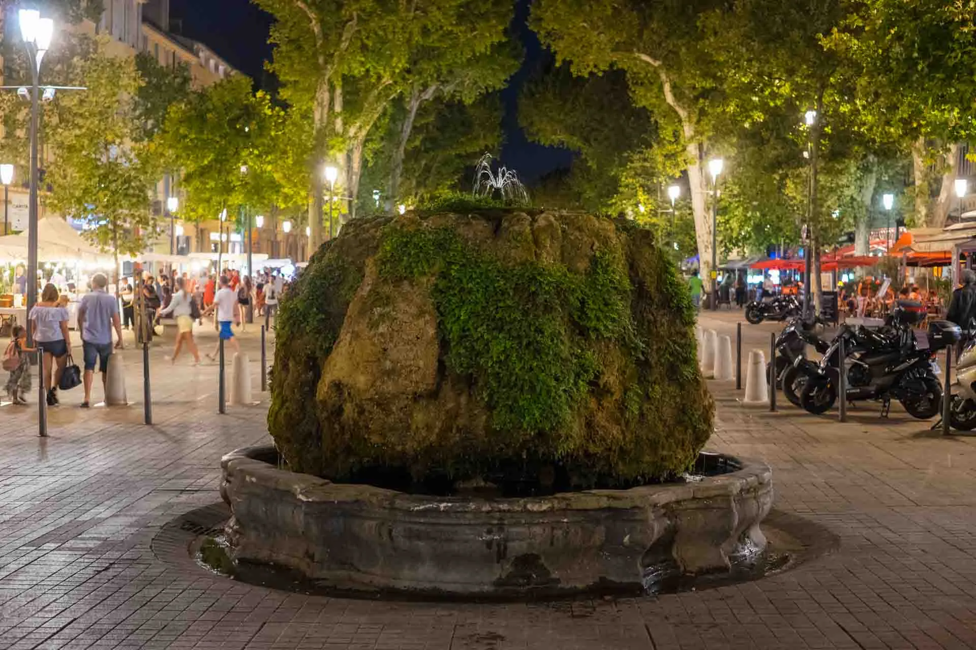 Den kända fontänen ”Fontaine d’Eau Chaude” på Cours Mirabeau i Aix-en-Provence med 18° varmt vatten
