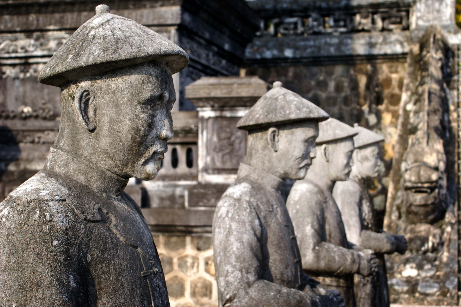 Stora stenfigurer vid kejsar Khai Dihns mausoleum - Hué