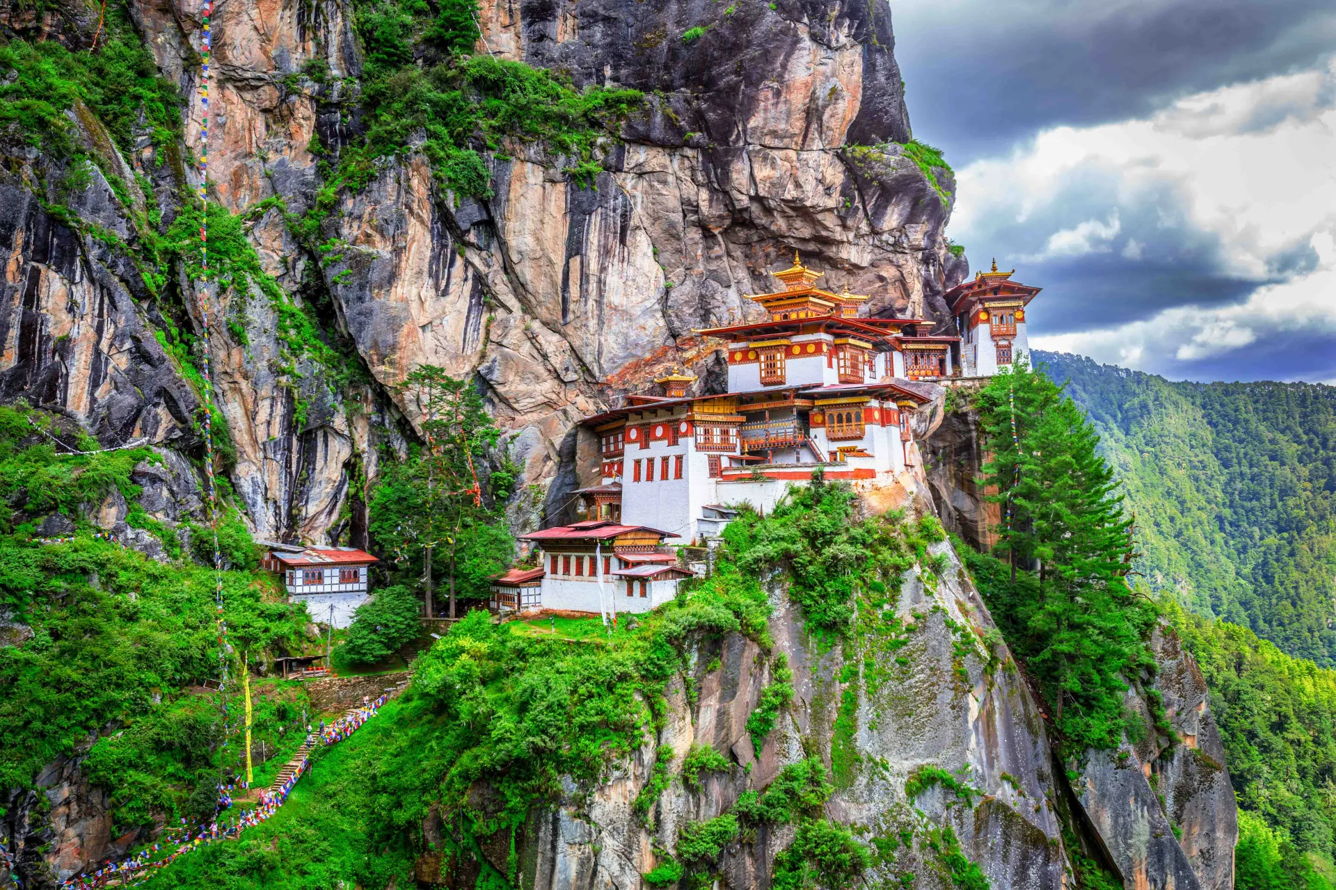 En av Bhutans heligaste platser - Paro Taktsang - även känt som Tiger's Nest-templet