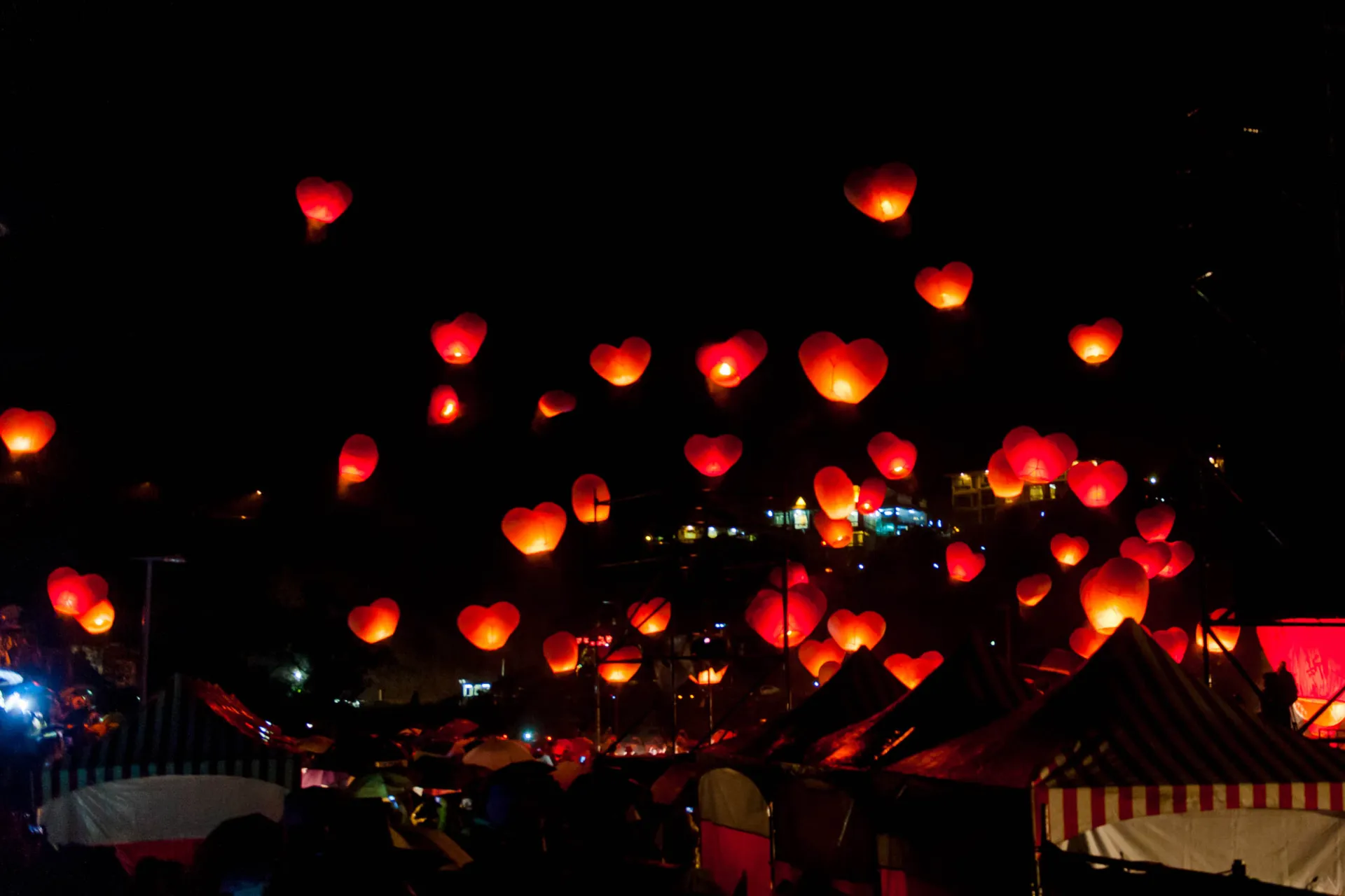 Pingxi Sky Lantern-festivalen, där man skriver sina önskningar på lyktorna innan de släpps.