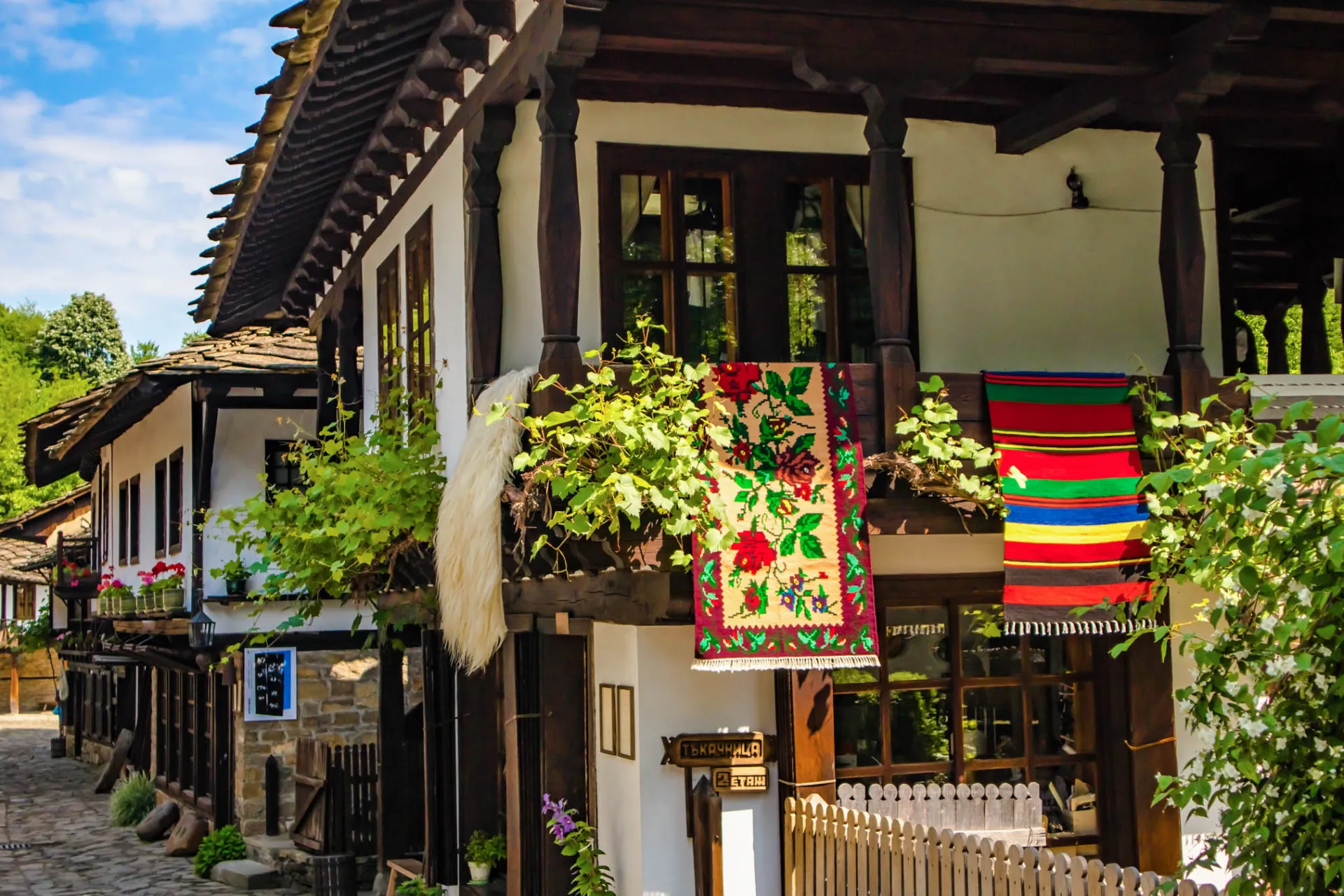 Traditionella hus i Etar friluftsmuseum, som visar bulgariskt hantverk och arkitektur från 1800-talet