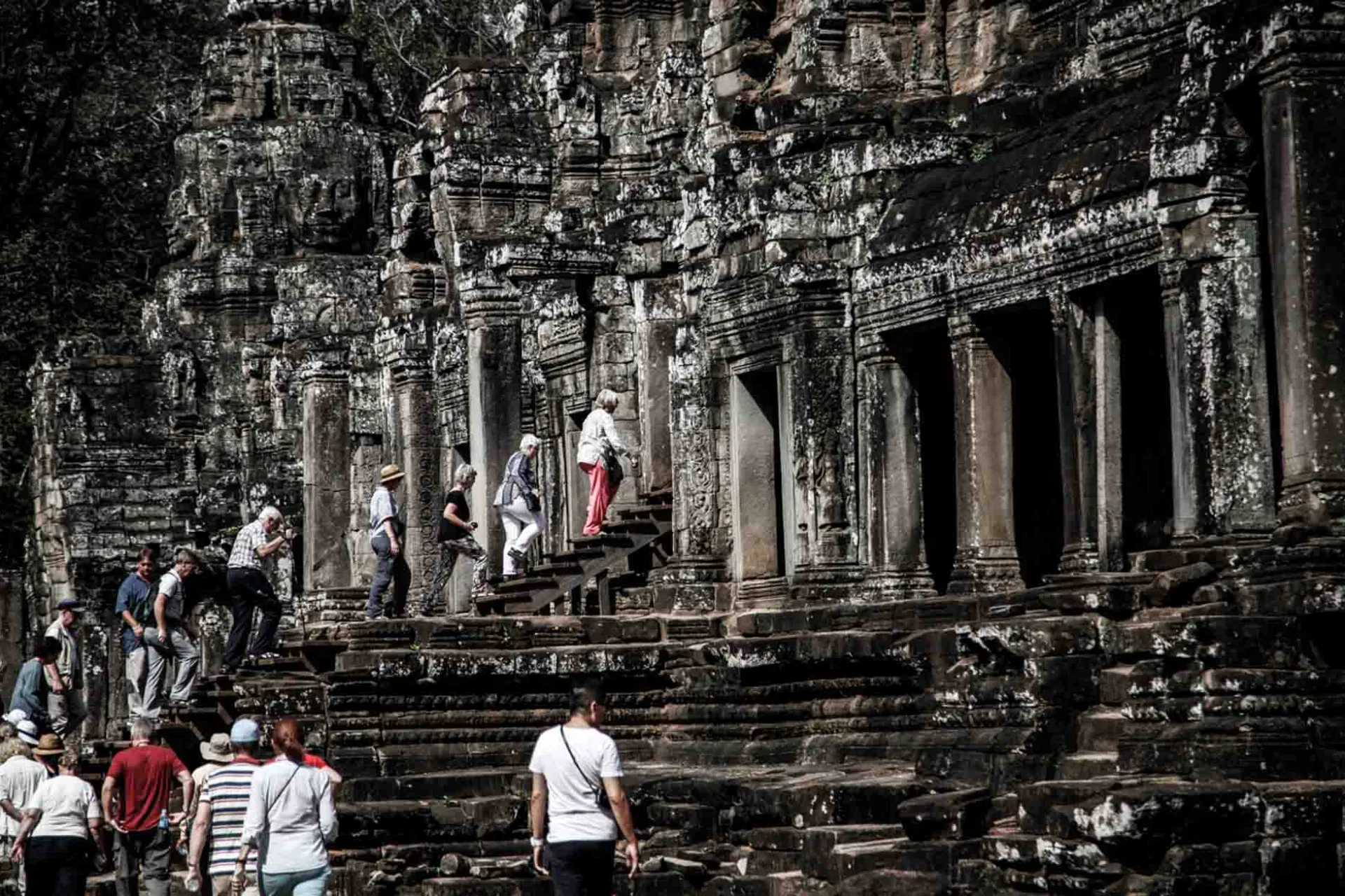 Imponerande ingång till Angkor Wat Imponerande ingång till Angkor Wat