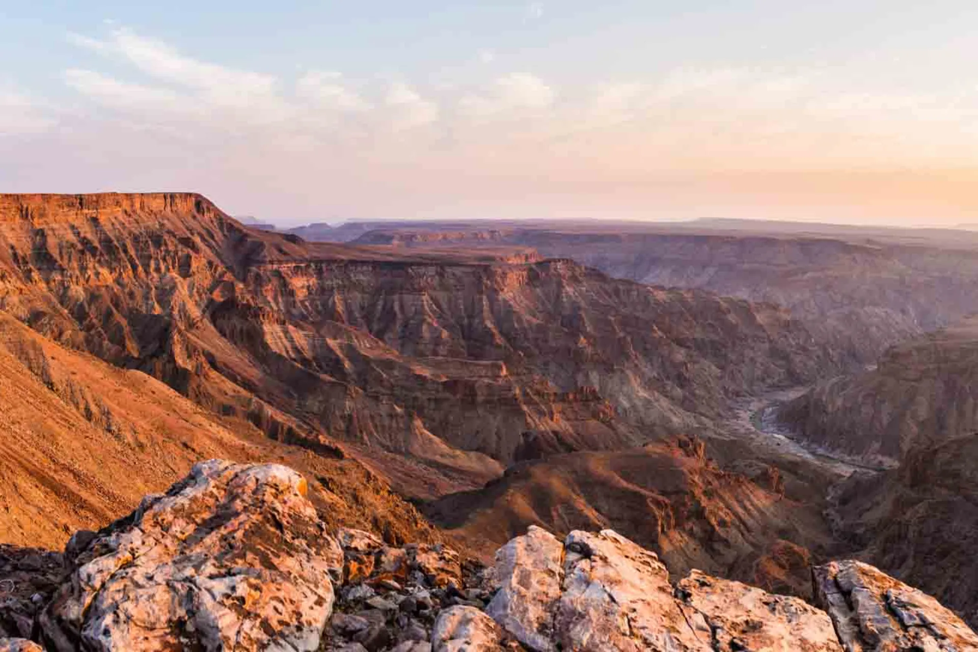 Fish River Canyon har bildats under ca 500 miljoner år, medan Grand Canyon är cirka 5–6 miljoner år gammal