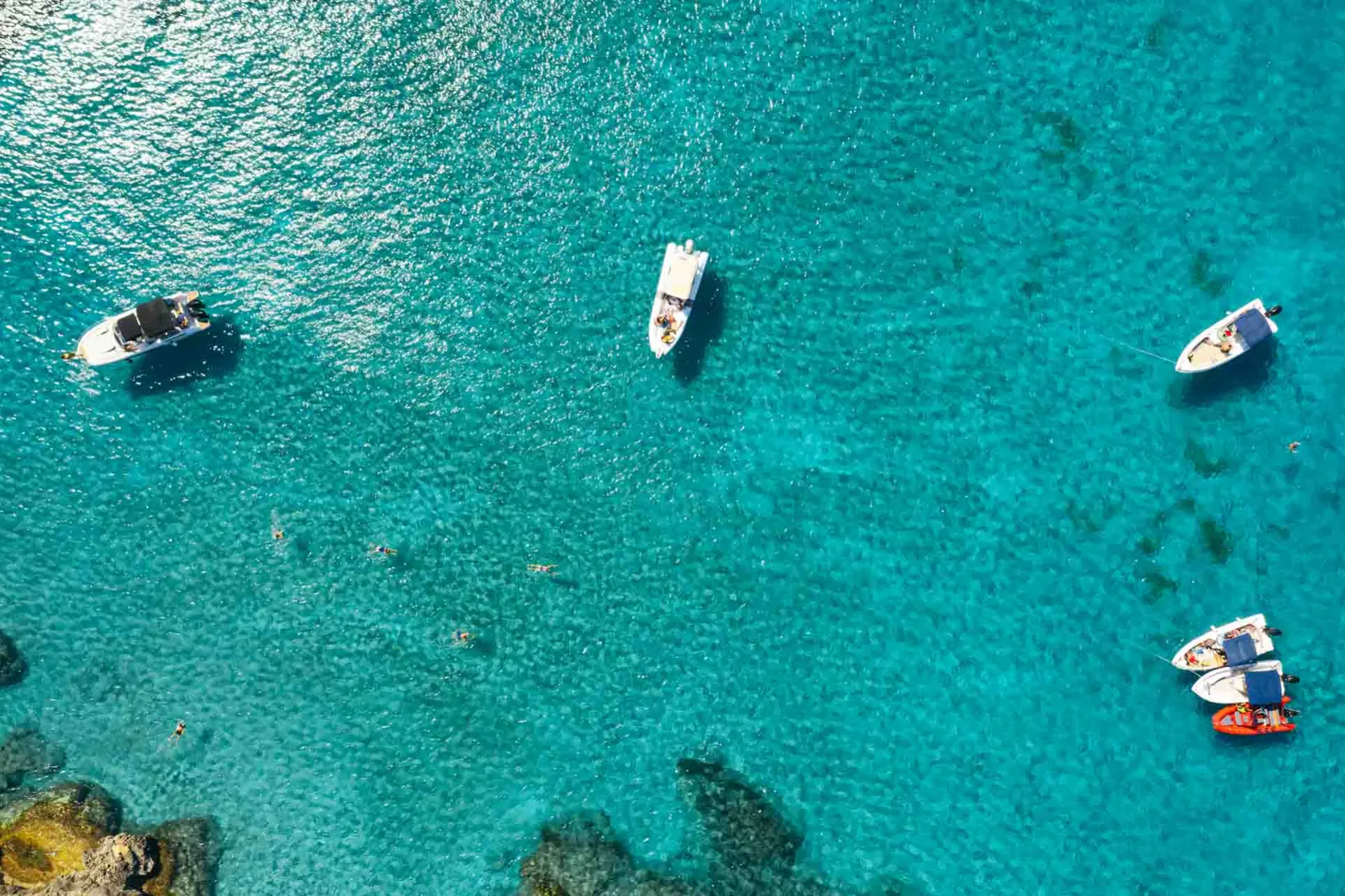 Solsken och turkosblått vatten