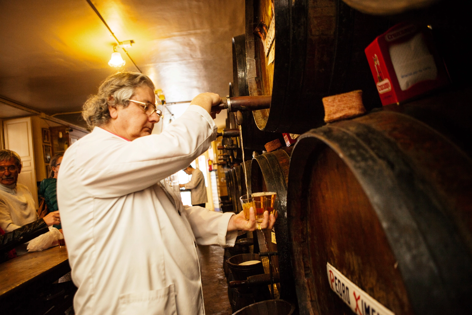 På en lokal vinbar i Málaga