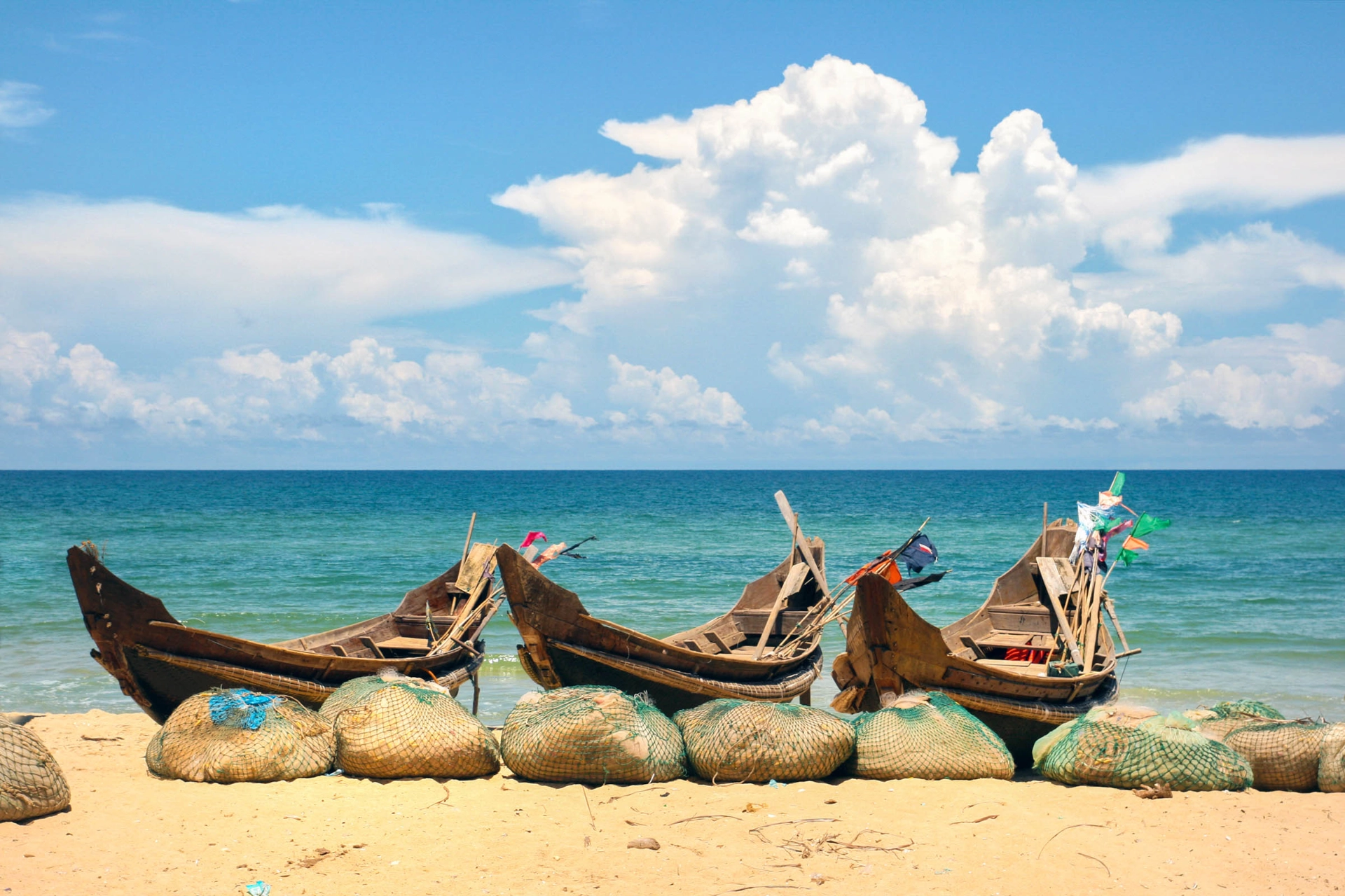 Fiskebåtar på stranden vid Danang