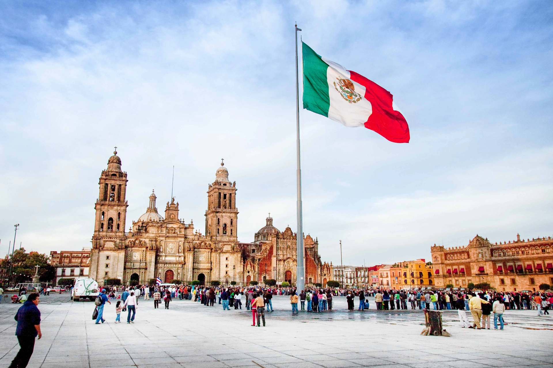 Plaza de la Constitución (Zócalo) i Mexico City med Metropolitan-katedralen i bakgrunden – den största i hela Amerika