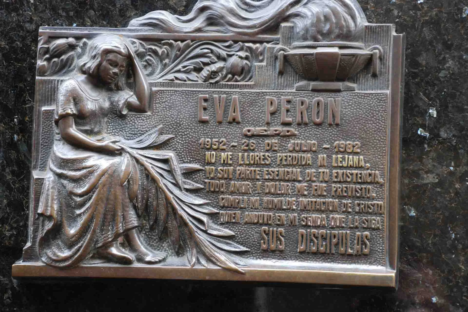 Minnestavla för Eva Perón (Evita) på Recoleta-kyrkogården i Buenos Aires