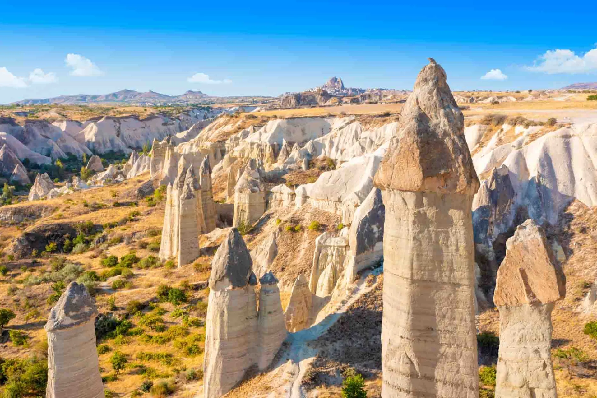 Fairy chimneys i Kappadokien nära Göreme, Turkiet – ett unikt landskap format av vind och vatten under tusentals år Fairy chimneys i Kappadokien nära Göreme, Turkiet – ett unikt landskap format av vind och vatten under tusentals år