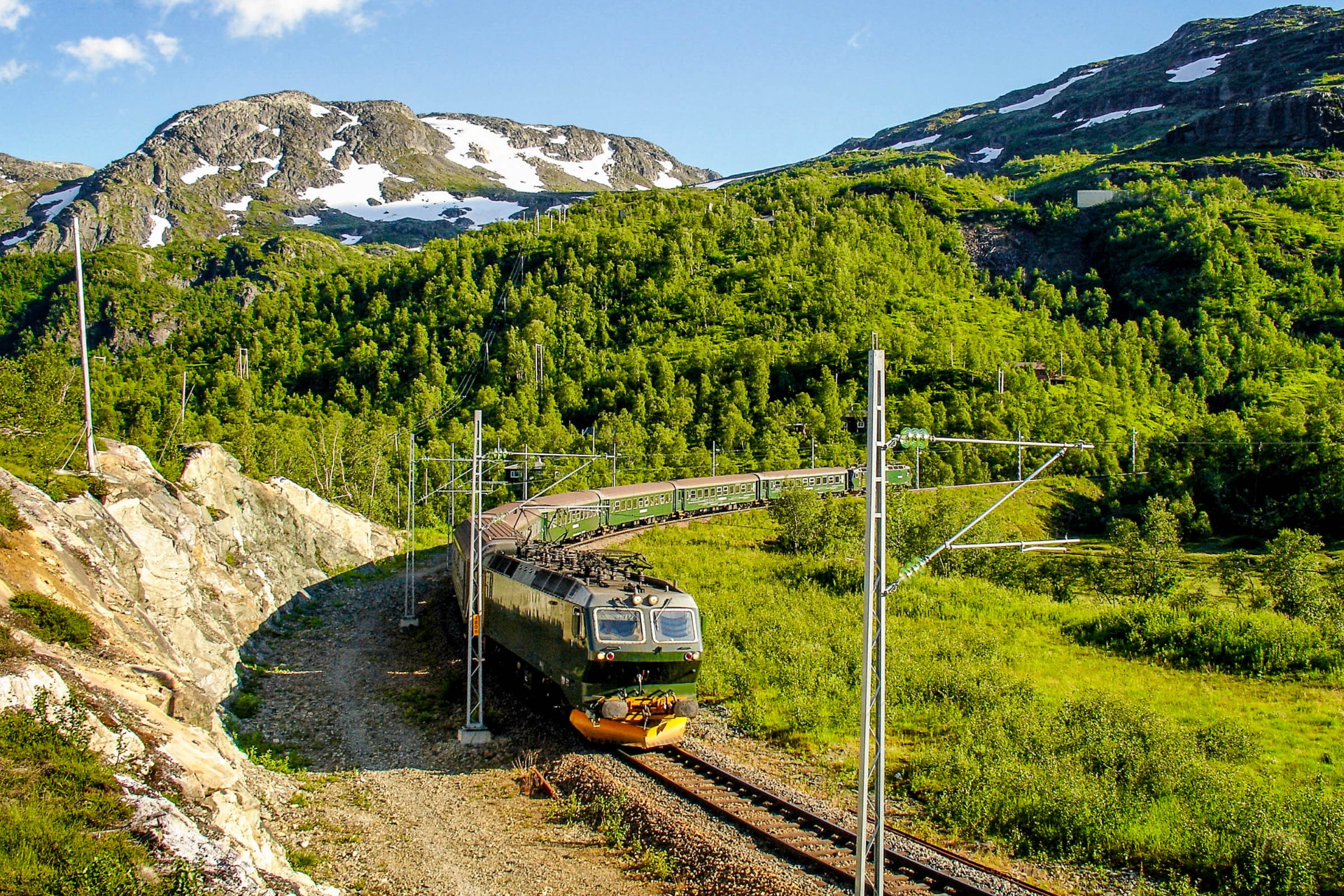 Flåmsbanan och snötäckta bergstoppar