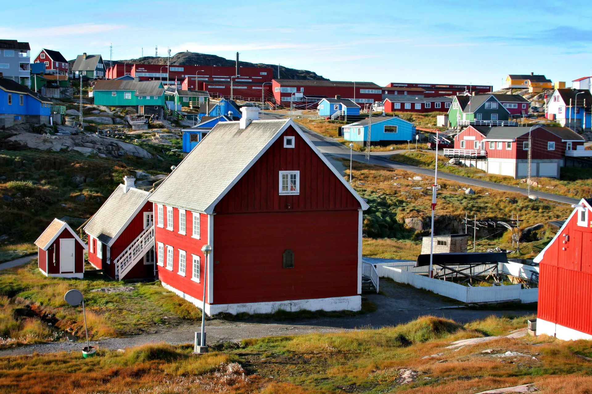 Färggranna trähus i Ilulissat – färgen visar vem som bor där, eller snarare deras yrke – de röda är t.ex. kyrka, skola, handel Färggranna trähus i Ilulissat – färgen visar vem som bor där, eller snarare deras yrke – de röda är t.ex. kyrka, skola, handel