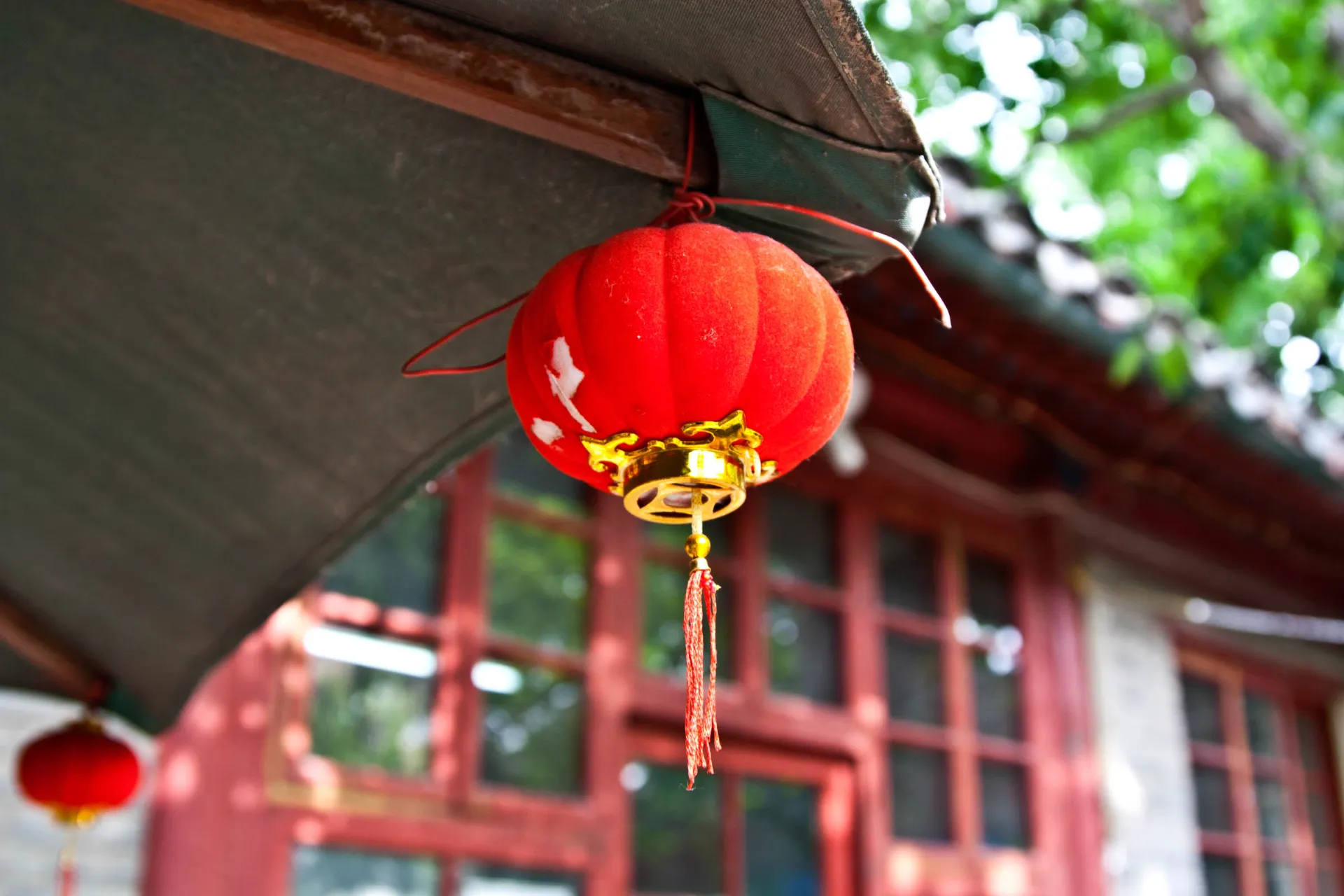 Röd kinesisk lykta – symbol för lycka och fest i Kina