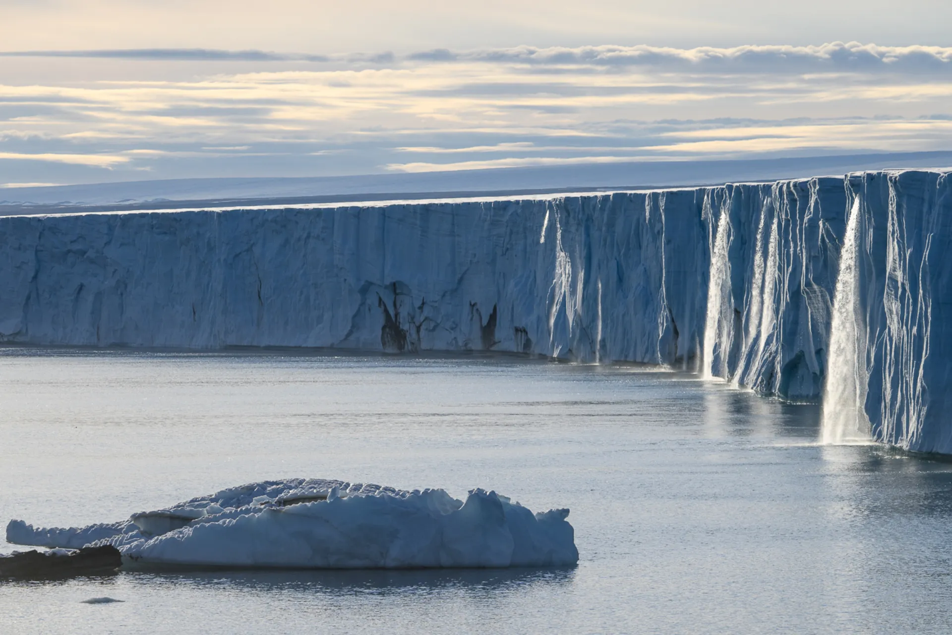 Enorm glaciärfront där isen möter havet — en typisk arktisk tidvattenglaciär Enorm glaciärfront där isen möter havet — en typisk arktisk tidvattenglaciär