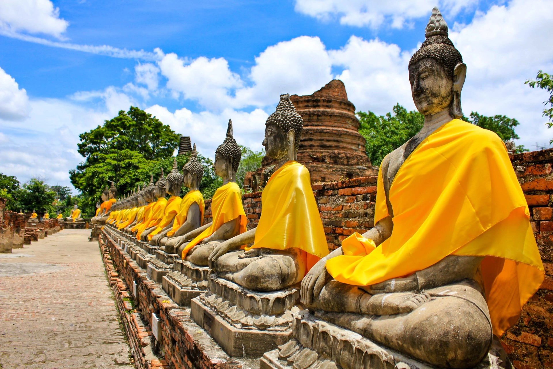 Sittande Buddha-statyer vid Wat Yai Chai Mongkhon i Ayutthaya