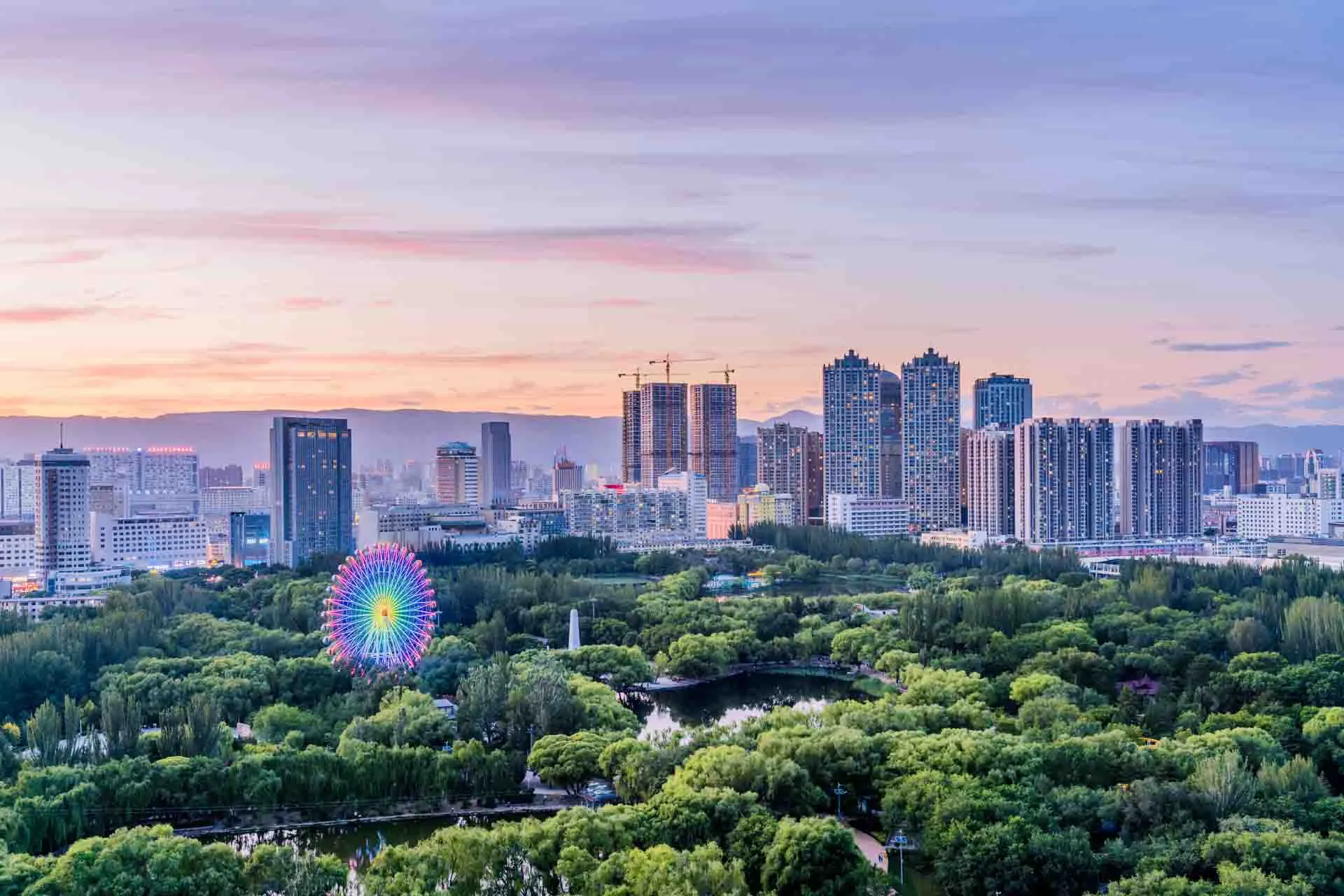 Qincheng Park i Hohhot, huvudstaden i Inre Mongoliet, med modern stadssilhuett i bakgrunden