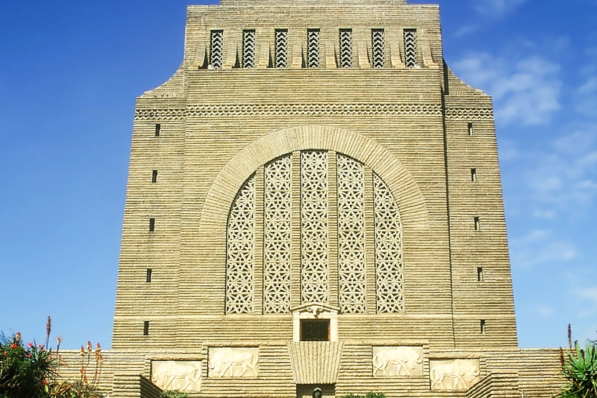 Voortrekkerna (holländska bosättare) besegrade en grupp zuluer i slaget vid Blood River 1838. Därför restes detta monument