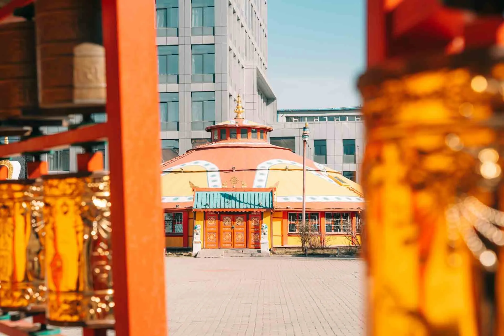 Dashchoilin-klostret i Ulan Bator – ett aktivt buddhistiskt centrum format som en traditionell ger