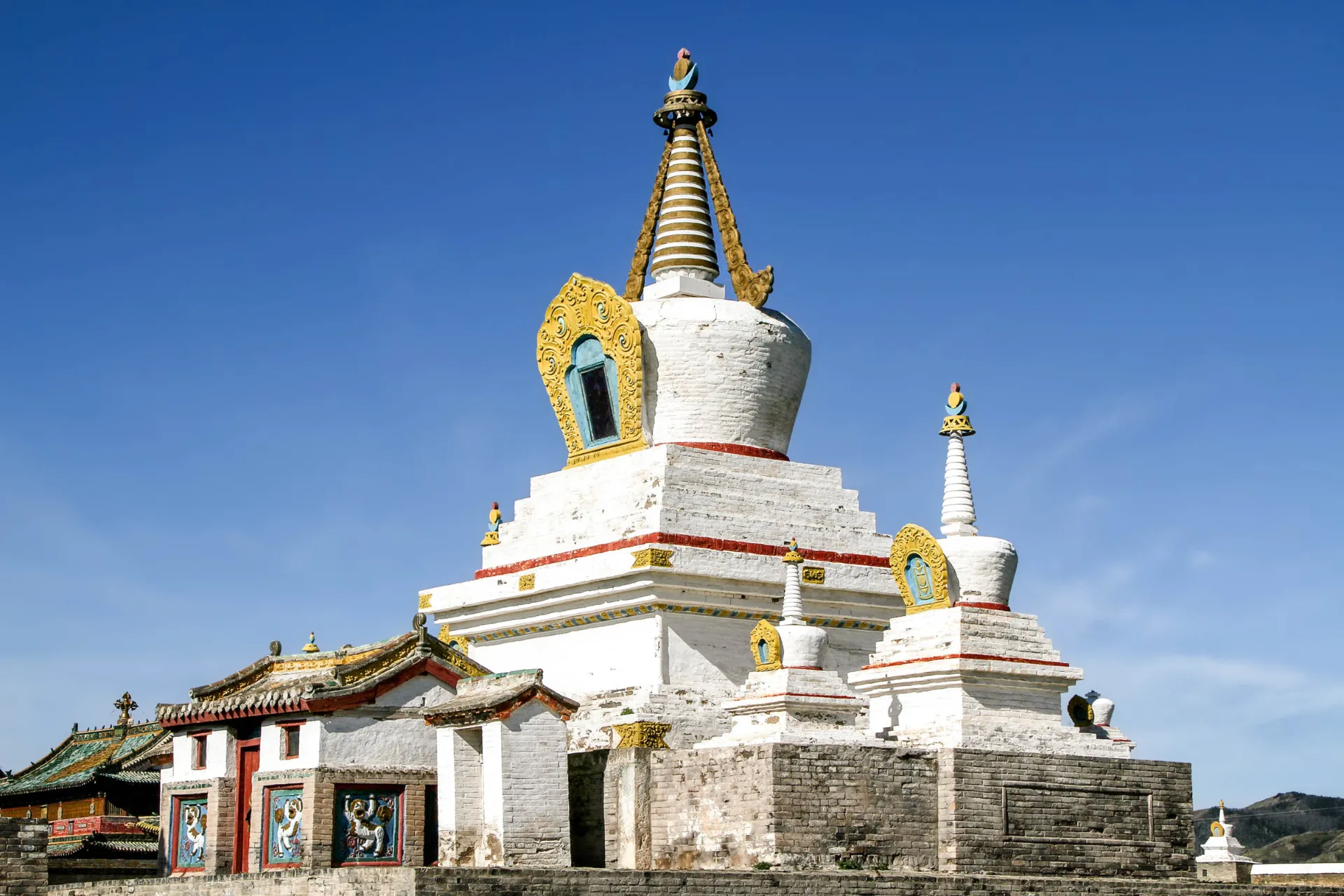 Stupa och tempel vid Erdene Zuu-klostret, Mongoliets äldsta buddhistiska kloster