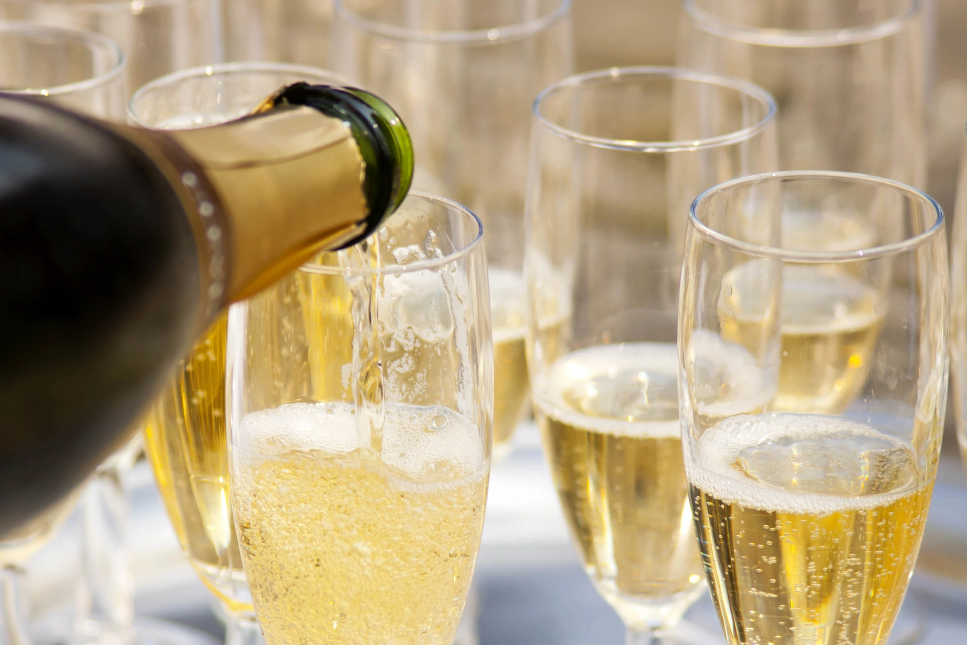 Champagnen hälles upp, och förväntningarna ökas