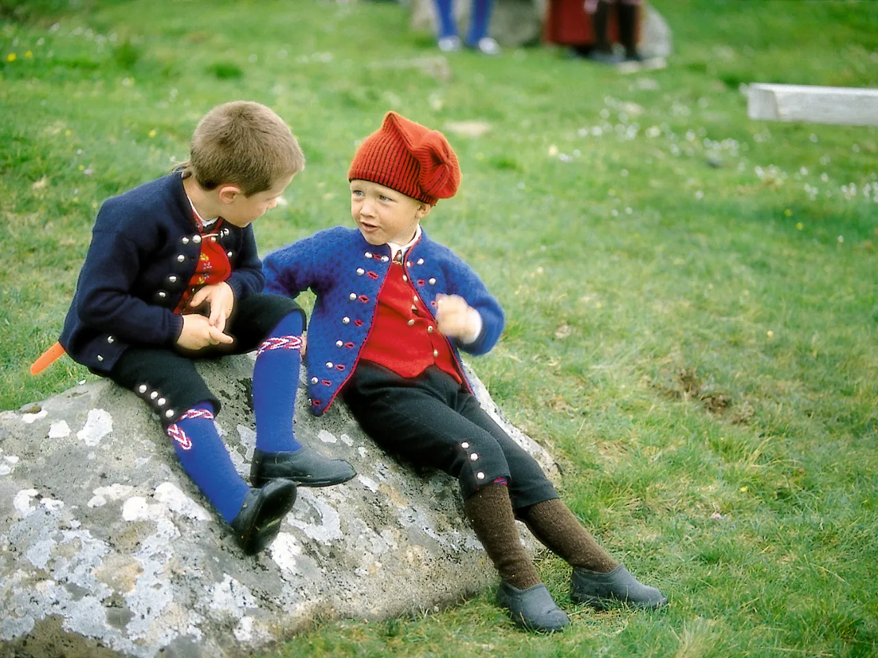 Färöiska barn i nationaldräkter Färöiska barn i nationaldräkter