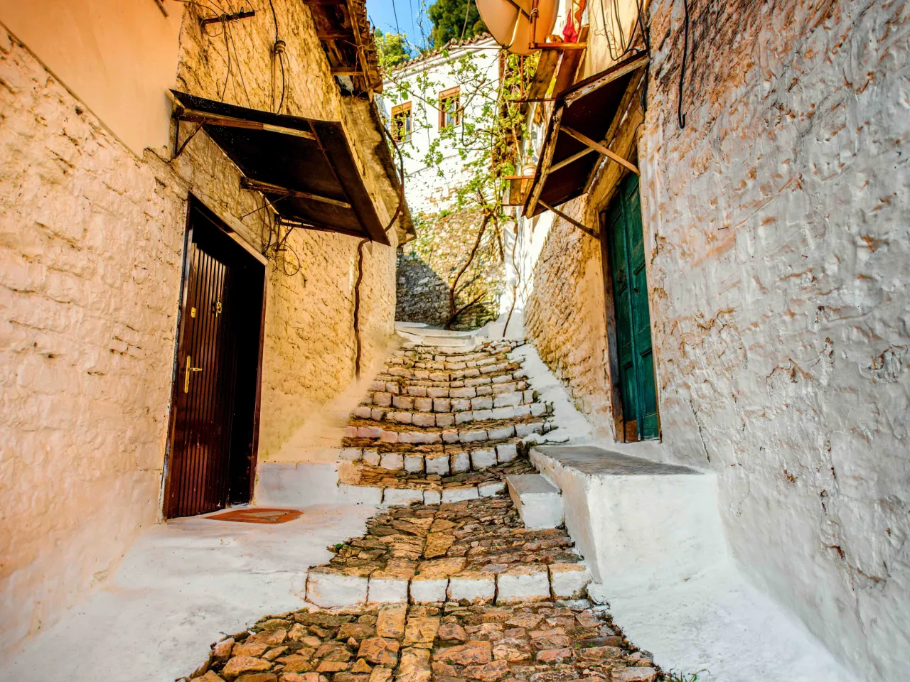 Charmig kullerstensgränd i den historiska stadsdelen i Berat, Albanien Charmig kullerstensgränd i den historiska stadsdelen i Berat, Albanien
