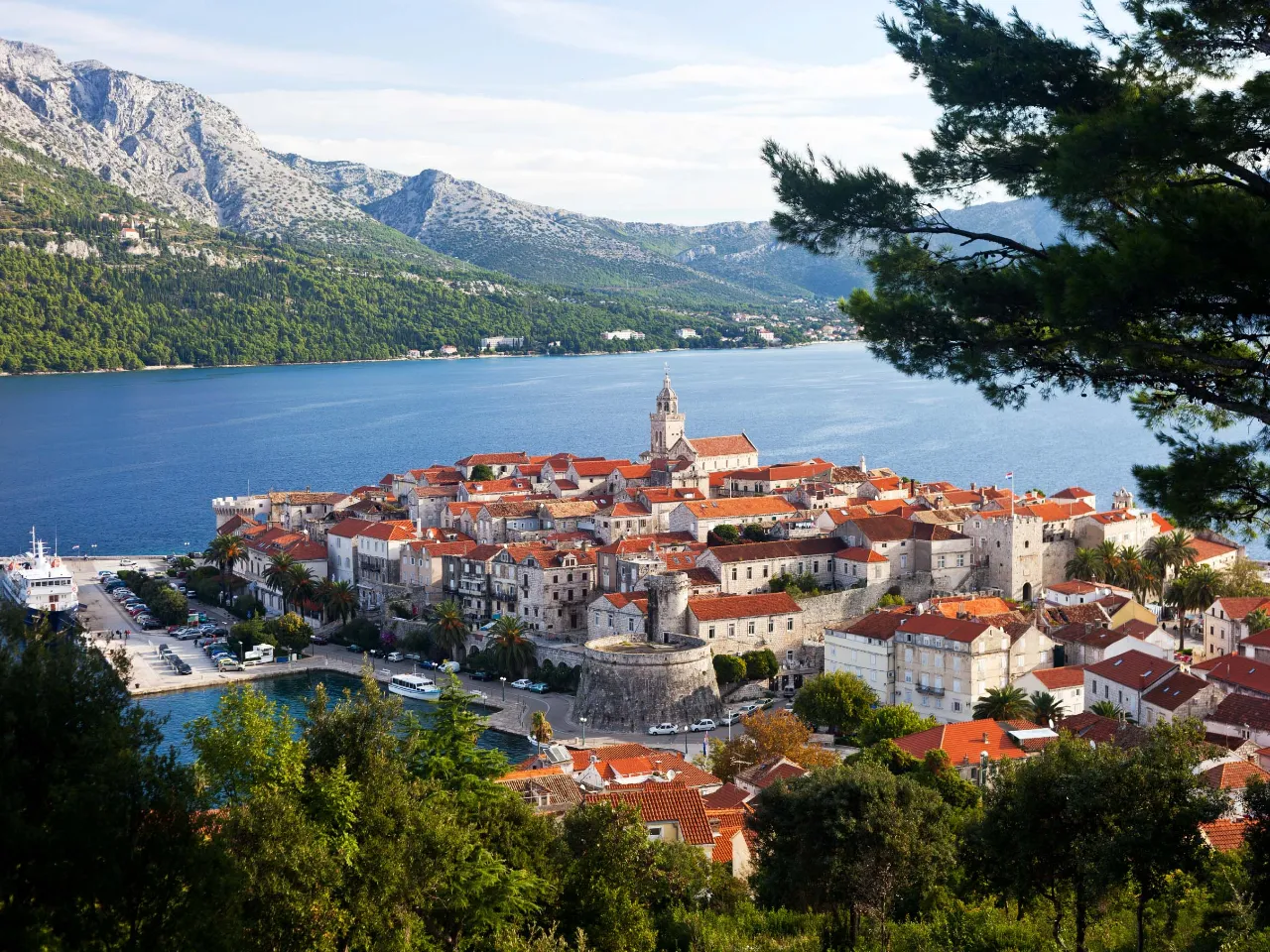 Korčulas är den sjätte största ön i den kroatiska skärgården Korčulas är den sjätte största ön i den kroatiska skärgården