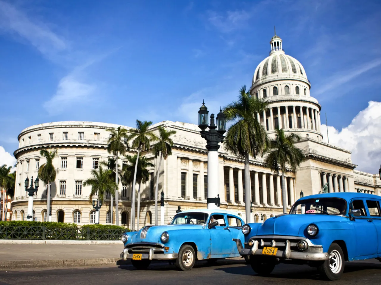 Chevrolet-bilar framför El Capitolio - Cubas parlament Chevrolet-bilar framför El Capitolio - Cubas parlament