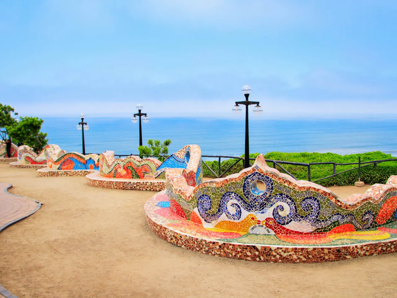 Parque del Amor i Miraflores, Lima, med utsikt över Stilla havet Parque del Amor i Miraflores, Lima, med utsikt över Stilla havet
