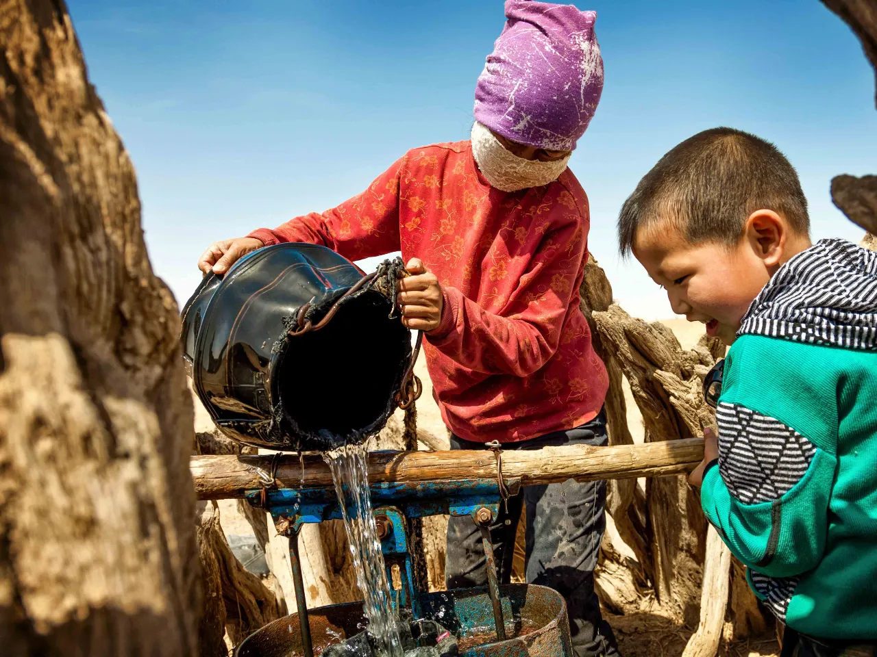 Barn hämtar vatten Barn hämtar vatten