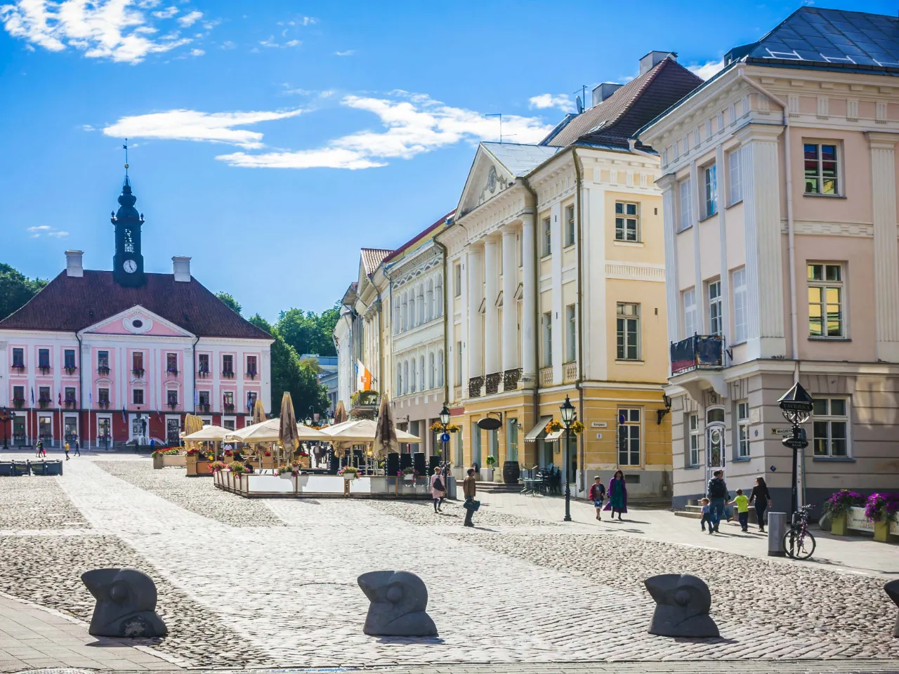 Rådhuset i Tartu, Estland, sett från Rådhustorget