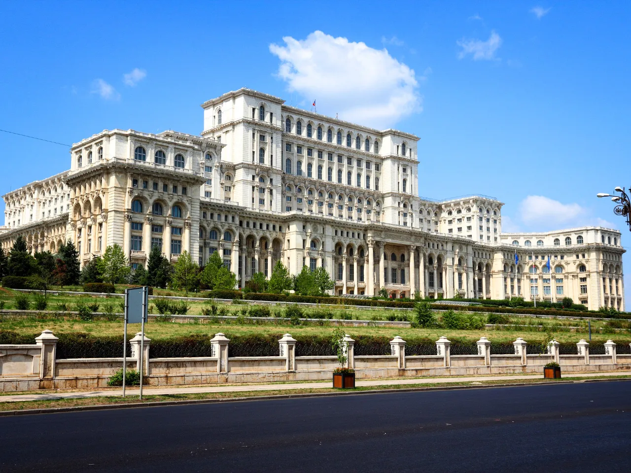 Parlamentspalatset i Bukarest är en av världens största och mest imponerande regeringsbyggnader Parlamentspalatset i Bukarest är en av världens största och mest imponerande regeringsbyggnader