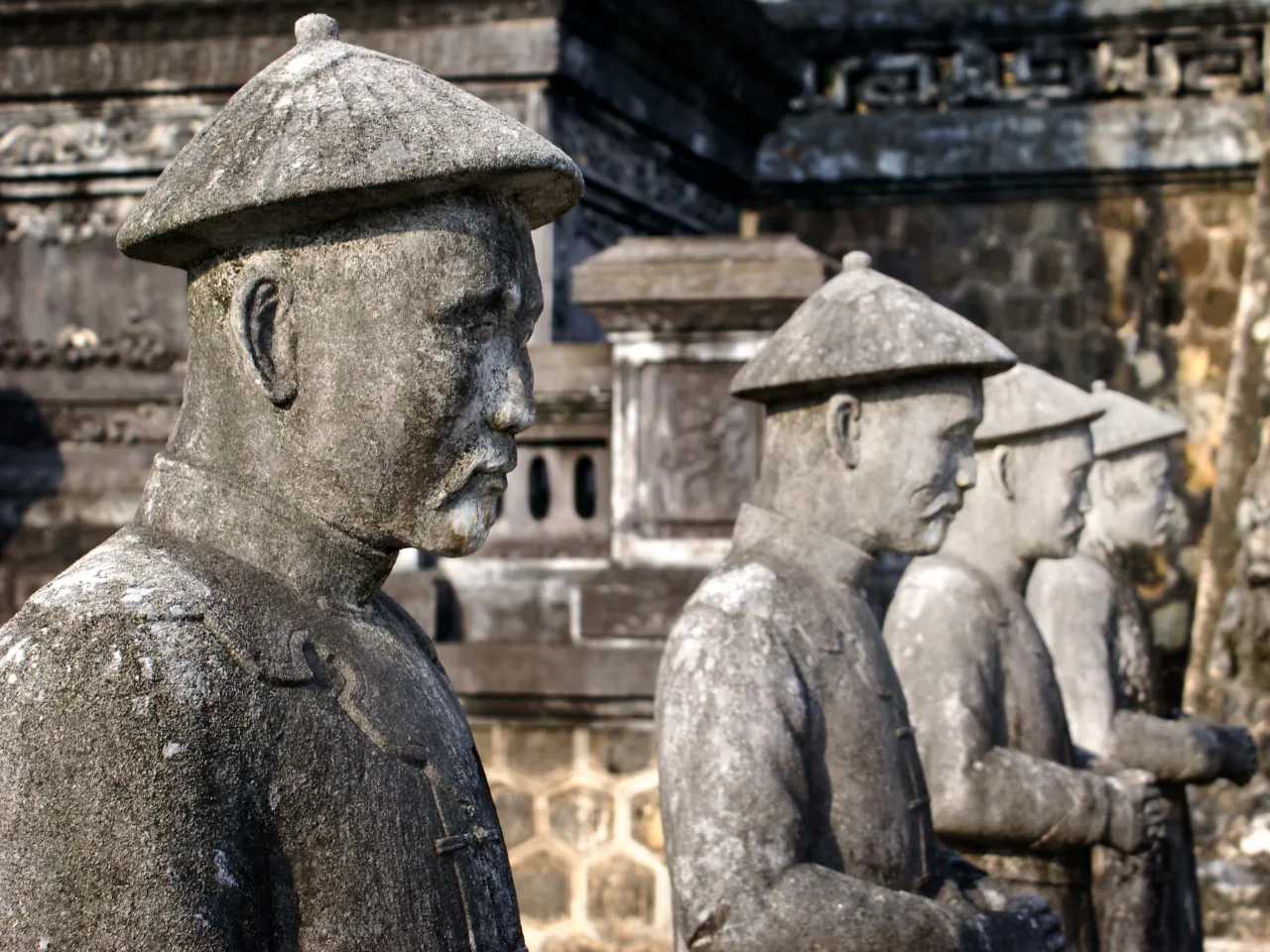 Stora stenfigurer vid kejsar Khai Dihns mausoleum - Hué Stora stenfigurer vid kejsar Khai Dihns mausoleum - Hué