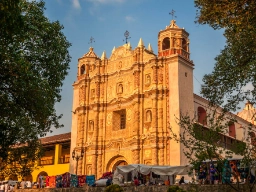 Iglesia de Santo Domingo – i latinamerikansk barockstil – med marknad framför