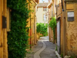 Typisk gatubild i Lourmarin