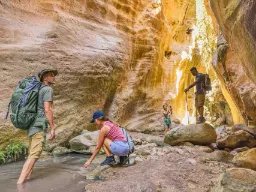 Avakas-ravinen är cirka 3 km lång och upp till 30 meter djup