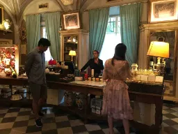 Historiskt apotek med kunder och gammaldags inredning Historiskt apotek med kunder och gammaldags inredning