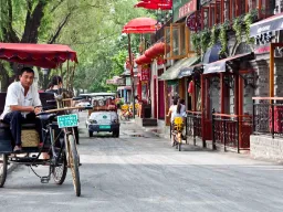 Livlig gata i Pekings Hou Hai-område