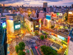 Shibuya-korsningen i Tokyo är fylld med neonljus och stora skärmar