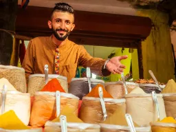 Kryddförsäljare med sina doftande kryddor Kryddförsäljare med sina doftande kryddor